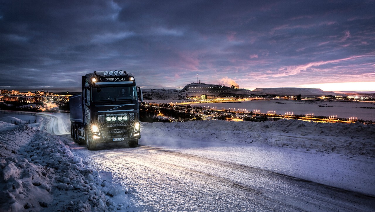Volvo FH u noćnoj vožnji po snijegu