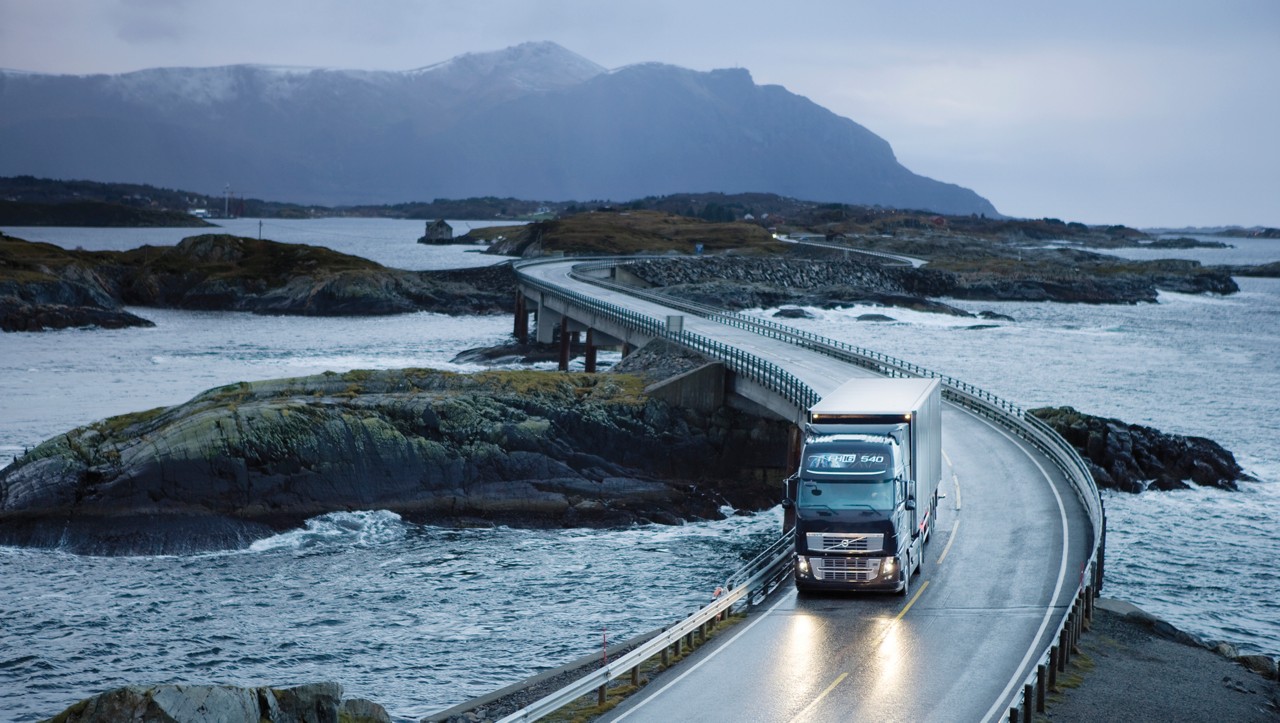 Volvo FH u vožnji zavojitim mostom