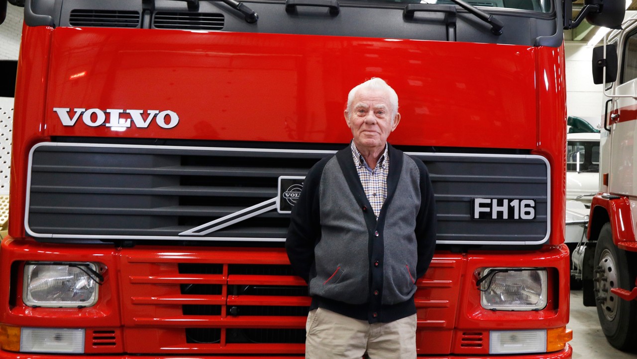 Čovjek koji stoji ispred kamiona Volvo FH