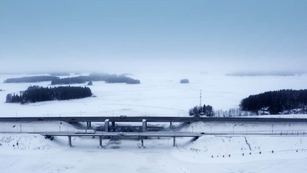 Volvo FH u krupnom planu s funkcijom I-Save skreće na sniježnu cestu