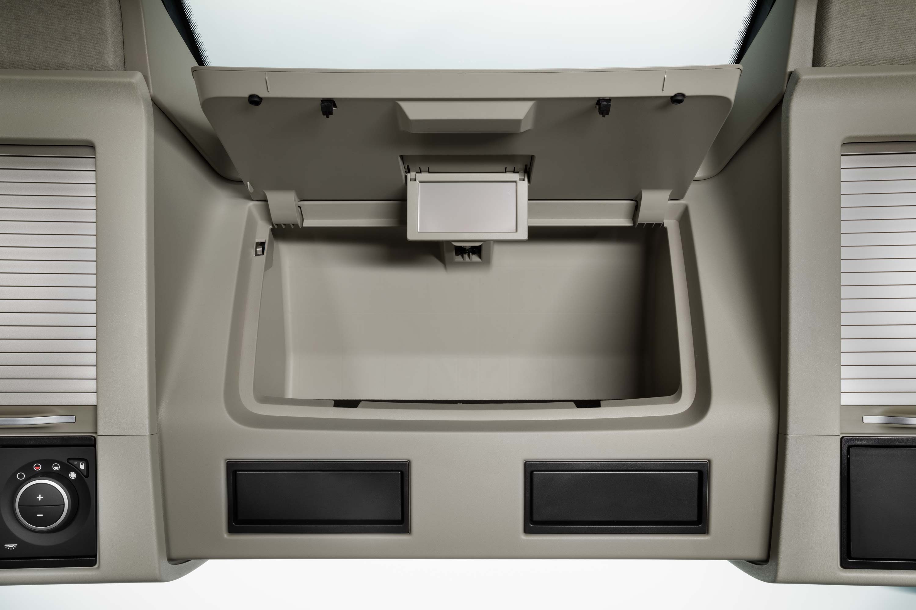 Dosta praktičnog prostora za odlaganje u kabini Volvo FH16.